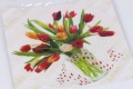 Színes tulipáncsokor szivecskés szalaggal tortaostya