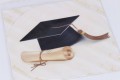 Diplomaosztós kalap és oklevél ballagási tortaostya