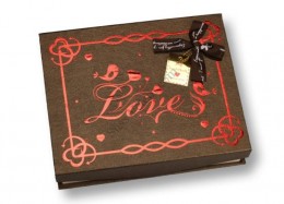 Bonbon doboz Love felirattal